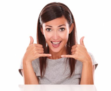 Kameraya bakarak telefon hareketi ile çekici hanım