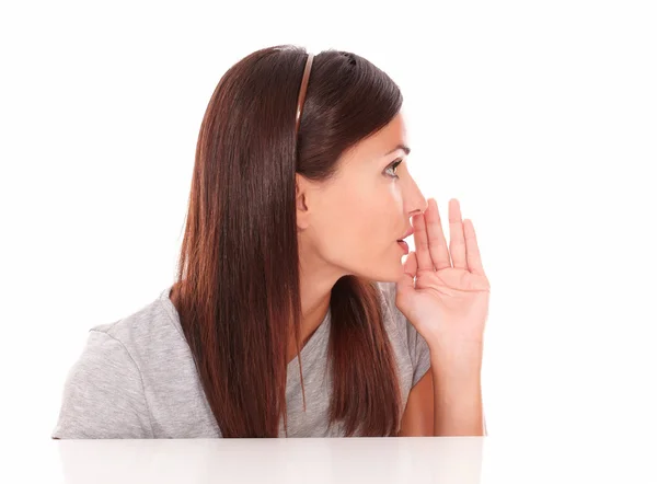 Attraente donna sussurrando e guardando a sinistra — Foto Stock