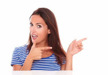 Sevimli kadın onu sola doğru işaret