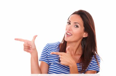 çekici bir kadın onu işaret