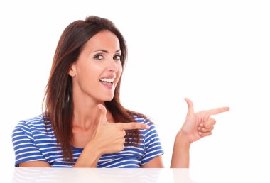 Güzel genç esmer onu sola doğru işaret