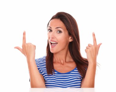 Yukarı dönük parmak ile güzel kadın