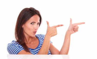 Onu sola doğru işaret çekici kırpışan kadın