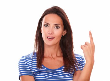 Yukarı dönük parmak ile gülümseyen genç kadın