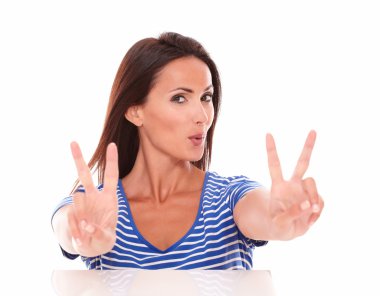 Güzel esmer bir zafer işareti yaparak