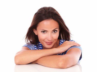 Gülümseyen kadın mavi tişört kameraya bakıyor