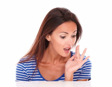 Güzel kız mavi t-shirt bir sır fısıldayan