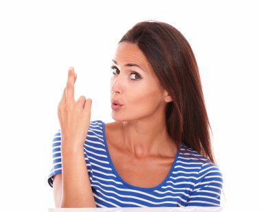 Mavi t-shirt şanslı bir işaret yapma güzel Bayan