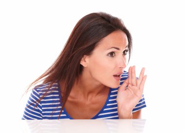 Dostça kız mavi t-shirt bir sır fısıldayan