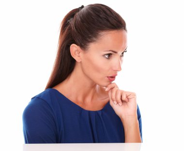 Yansıtıcı kız çene üzerinde el ile bakıyor