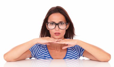 Sana bakmak gözlük ile büyüleyici kadın