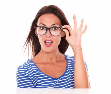 Mutlu erkek gözlük gülümseyen Ise tutarak