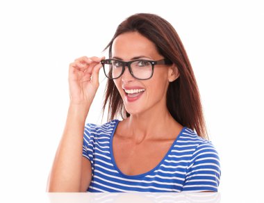 Gülümseyen ve gözlük takıyor güzel Bayan