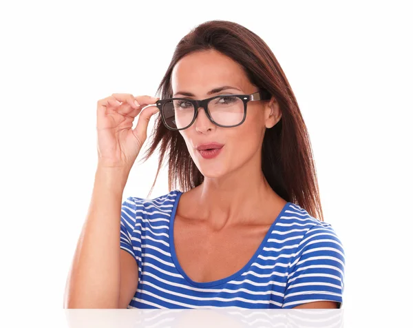 Mujer de moda sonriendo y usando gafas — Foto de Stock