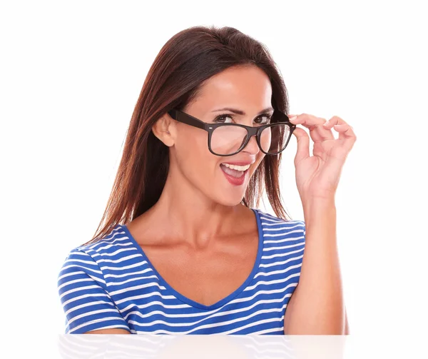 Veselá dáma s úsměvem a nosit brýle — Stock fotografie