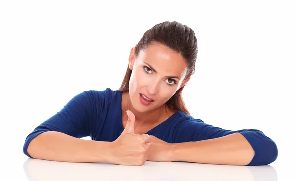 Joven mujer con el pulgar hacia arriba gesto gran trabajo —  Fotos de Stock