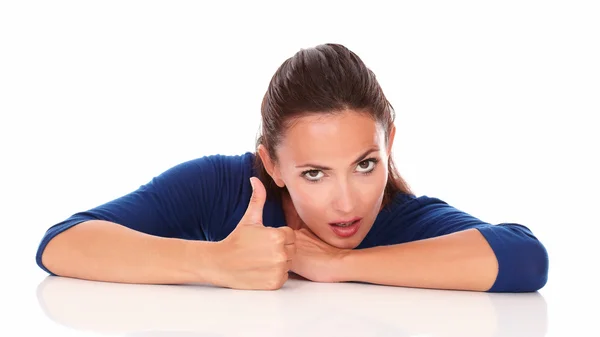 Jovem senhora com polegar para cima gesticulando grande trabalho — Fotografia de Stock