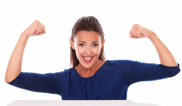 Sonriente dama amigable con el brazo en alto — Foto de Stock