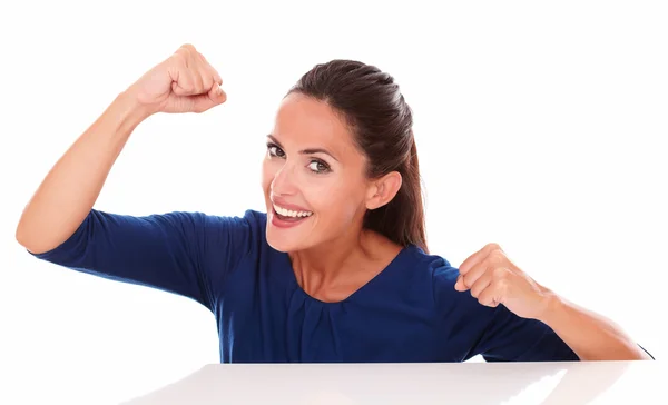 Schöne Dame im blauen Hemd gestikuliert und gewinnt — Stockfoto