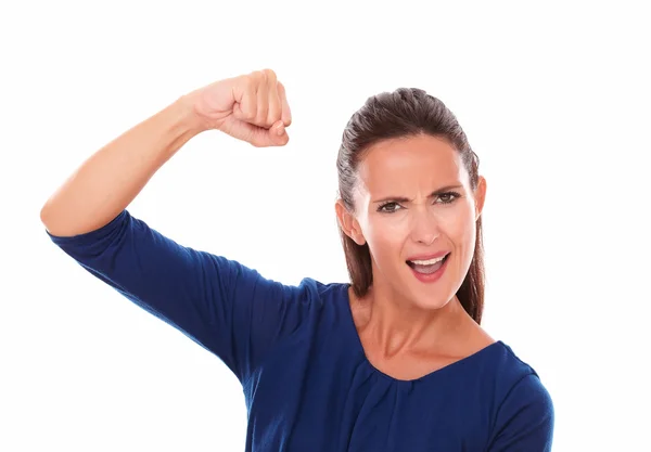 Jovencita sonriente haciendo gestos de victoria — Foto de Stock