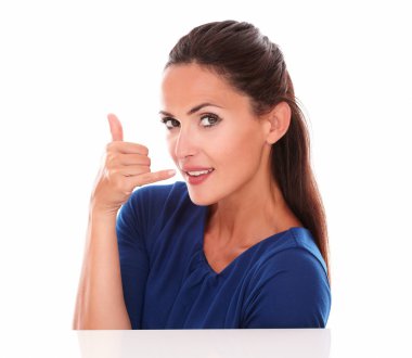 Şık kadın gülümseyerek ve arama yapma