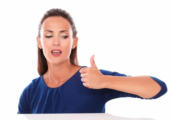 Mulher inteligente em camiseta azul com polegar para cima — Fotografia de Stock