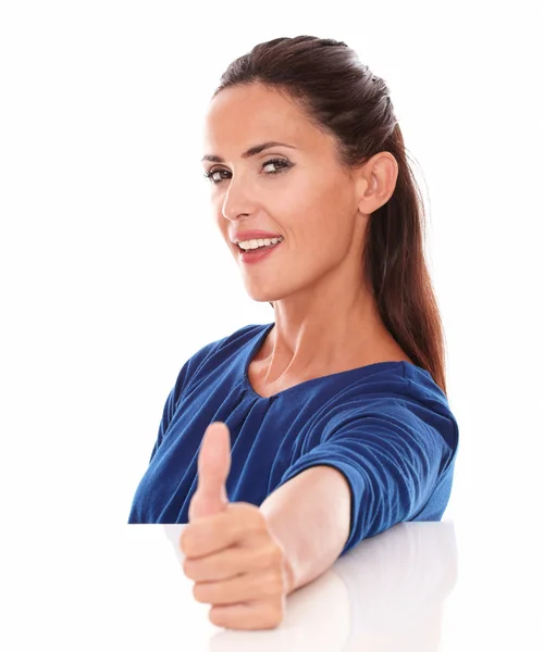 Hübsche Frau in blauem T-Shirt mit erhobenem Daumen — Stockfoto