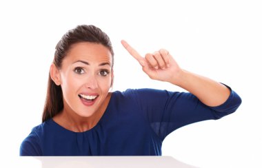 Yukarı dönük parmak ile sürpriz esmer