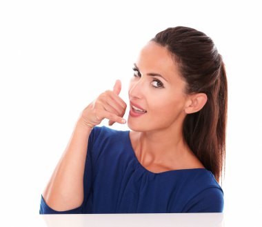 Mavi bluz arama el hareketi içinde güzel Bayan