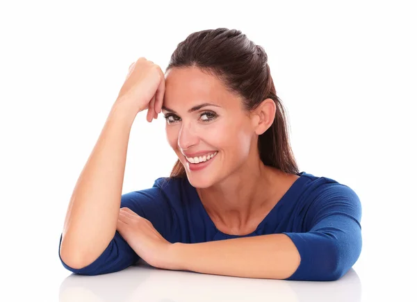 Menina atraente olhando para você e sorrindo — Fotografia de Stock