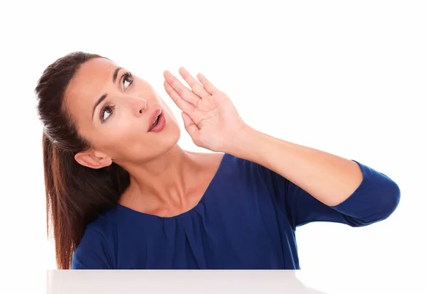 Nette Dame im blauen Hemd schaut beim Sprechen auf — Stockfoto