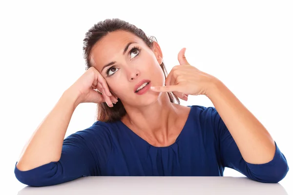 Amistosa mujer mirando hacia arriba mientras hace una llamada —  Fotos de Stock