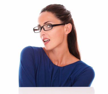 Seksi genç esmer gülümseyen bardakları ile