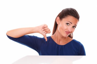 Hayal kırıklığına uğramış genç kadın, başparmak