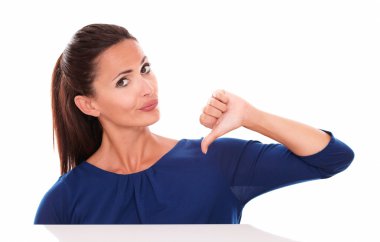 Başparmak ile mavi gömlekli çekici erkek