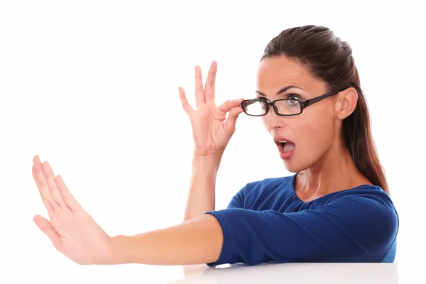 Vackra spansktalande med hand på glasögon trycka — Stockfoto