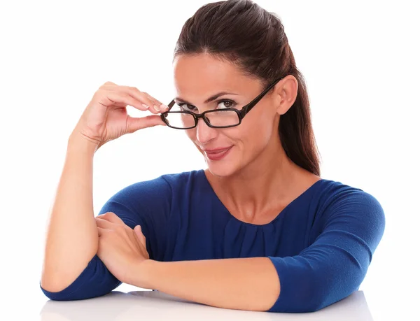 Mujer sonriente sosteniendo gafas mientras te mira —  Fotos de Stock