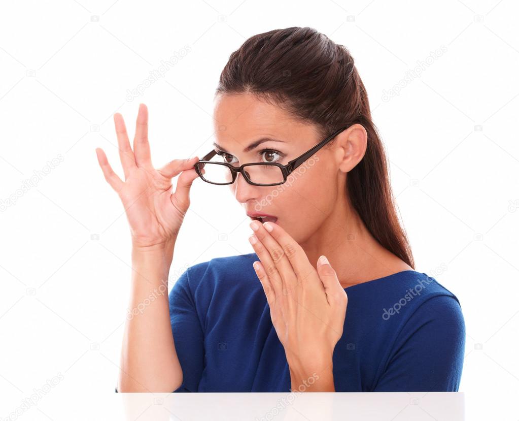 かわいい女性の口の中に手で恥ずかしいお探し ストック写真 C Pablocalvog