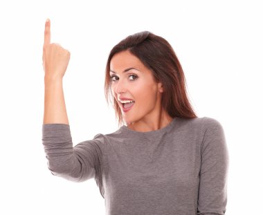 Yukarı dönük parmak ile mutlu İspanyol