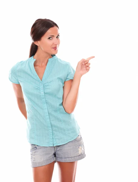 Pretty latin female pointing to her left — Stock Photo, Image