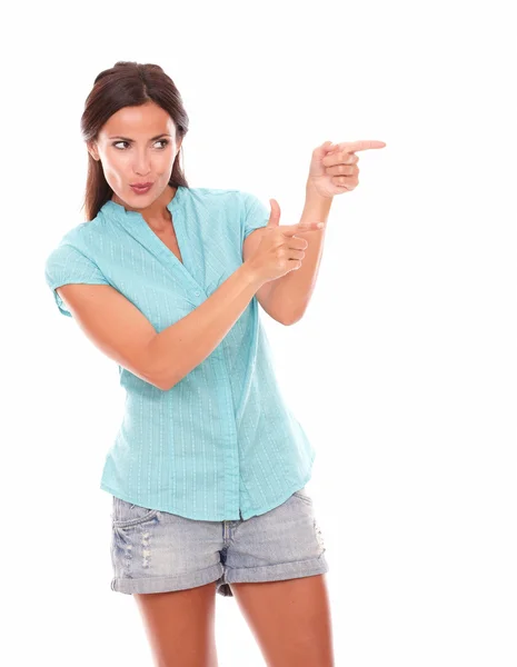 Ragazza affascinante che indica la sua sinistra — Foto Stock