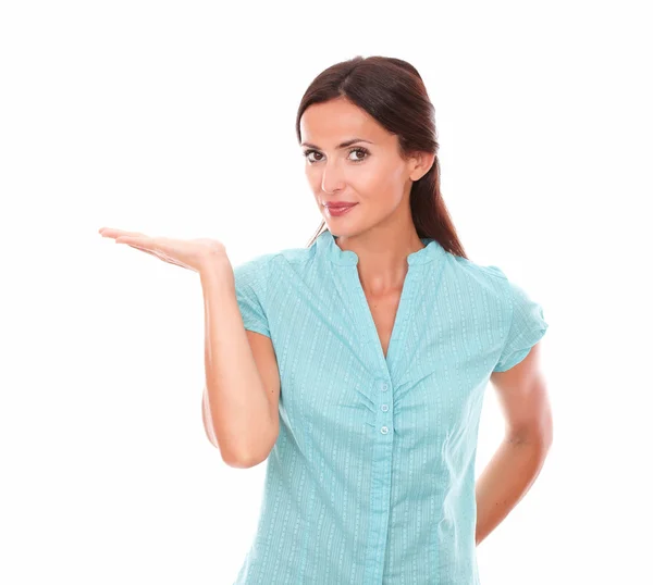 Linda senhora de camisa azul segurando a palma da mão direita para cima — Fotografia de Stock