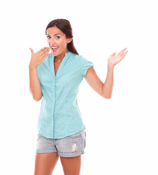 Mujer con estilo en jeans cortos haciendo gestos de emoción —  Fotos de Stock