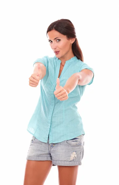 Sonriente mujer inteligente mirándote con el pulgar hacia arriba —  Fotos de Stock