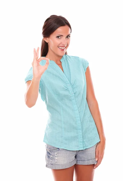 Ispanico ragazza in blu camicetta gesturing un grande lavoro — Foto Stock