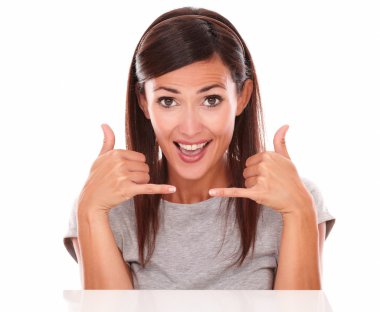 Kameraya bakarak telefon hareketi ile çekici hanım