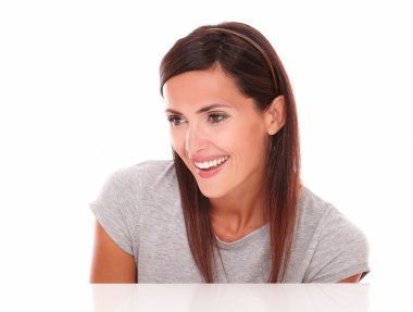 Ona iyi bakıyor mutlu latin kadın