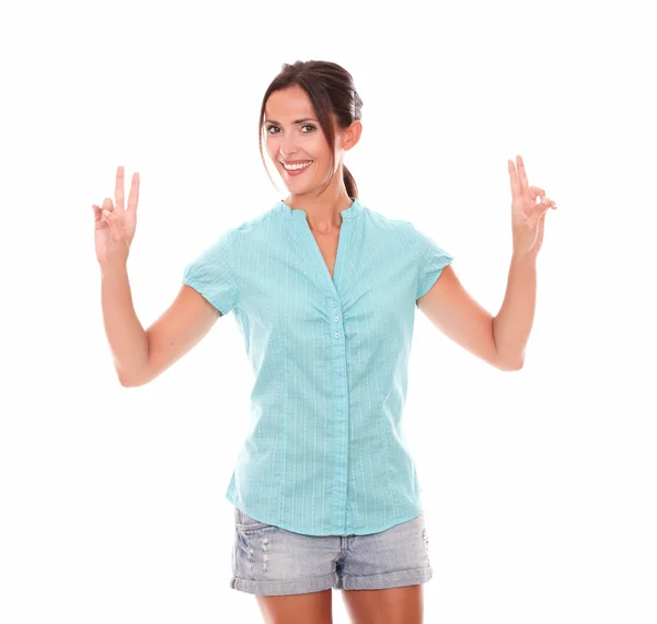 Hispanic in shorts making victory sign — Stock Photo, Image