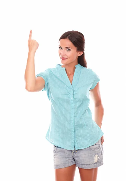 Encantadora dama en jeans cortos apuntando hacia arriba — Foto de Stock