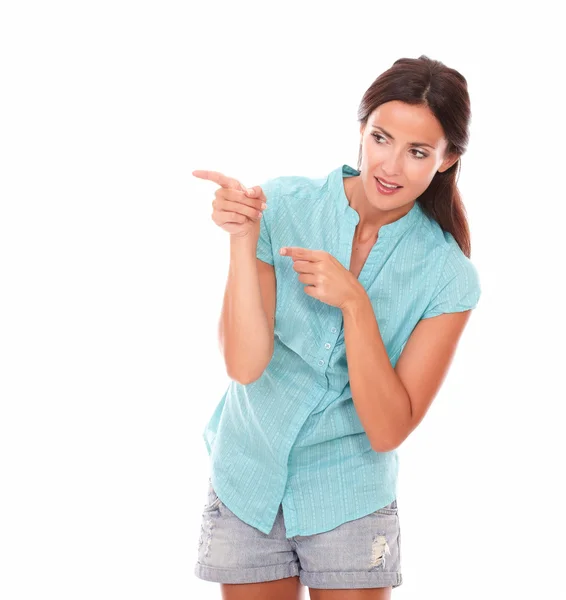 Mujer de moda mirando a su derecha — Foto de Stock